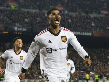 Rashford zeigte seine Fähigkeiten im Camp Nou und erzielte innerhalb von 10 Minuten zwei Tore. Insgesamt hat er in 16 Spielen 14 Tore geschossen und 4 Torvorlagen gegeben!